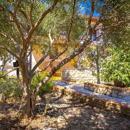 1 Bedroom Beautiful In Διαμέρισμα Barbat na Rabu