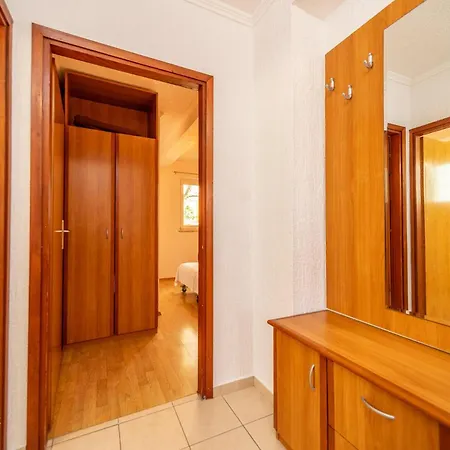 1 Bedroom Beautiful In * Barbat na Rabu