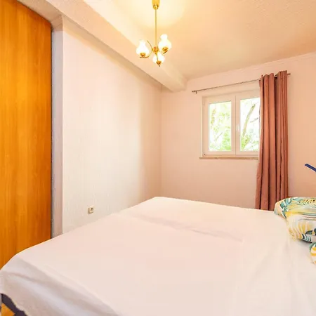1 Bedroom Beautiful In Barbat na Rabu