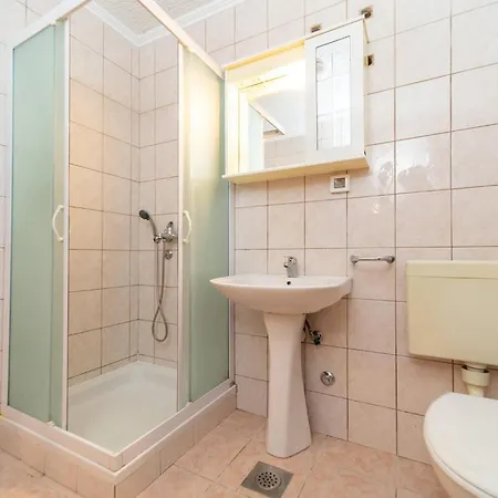 1 Bedroom Beautiful In * Barbat na Rabu
