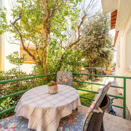 1 Bedroom Beautiful In Διαμέρισμα Barbat na Rabu