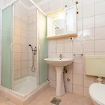 1 Bedroom Beautiful In * Barbat na Rabu